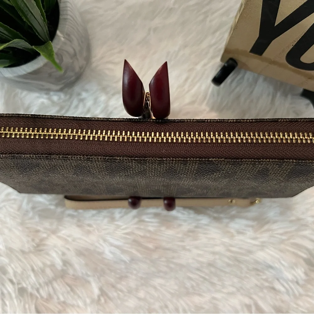Michael Kors Signature Continental Wallet/Wristlet - LIKE NEW!